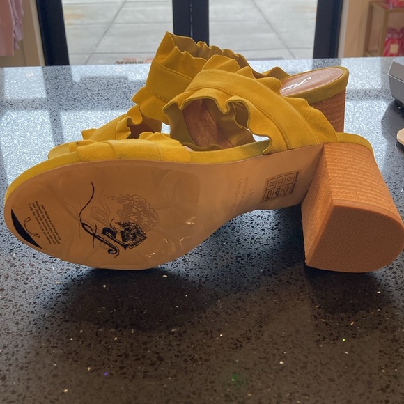 Free People Yellow Rosie Ruffle Heel Size 41 NWT - Picture 6 of 11